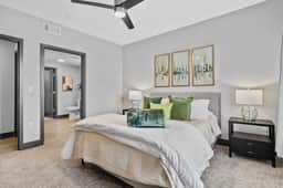 2BR Retreat Near Broadway and Centennial Park