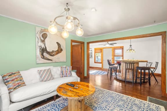 Pet-Friendly 2BR Near Downtown Nashville