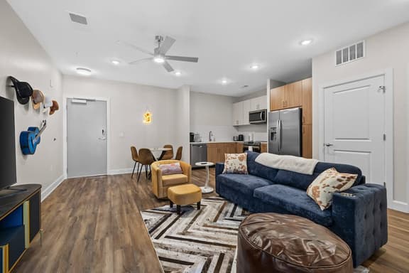 Rustic 1BR Walk to Gulch & Broadway