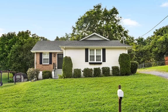 Beautiful 3BR Home | Workspace & Spacious Yard