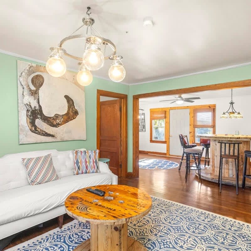 Pet-Friendly 2BR Near Downtown Nashville